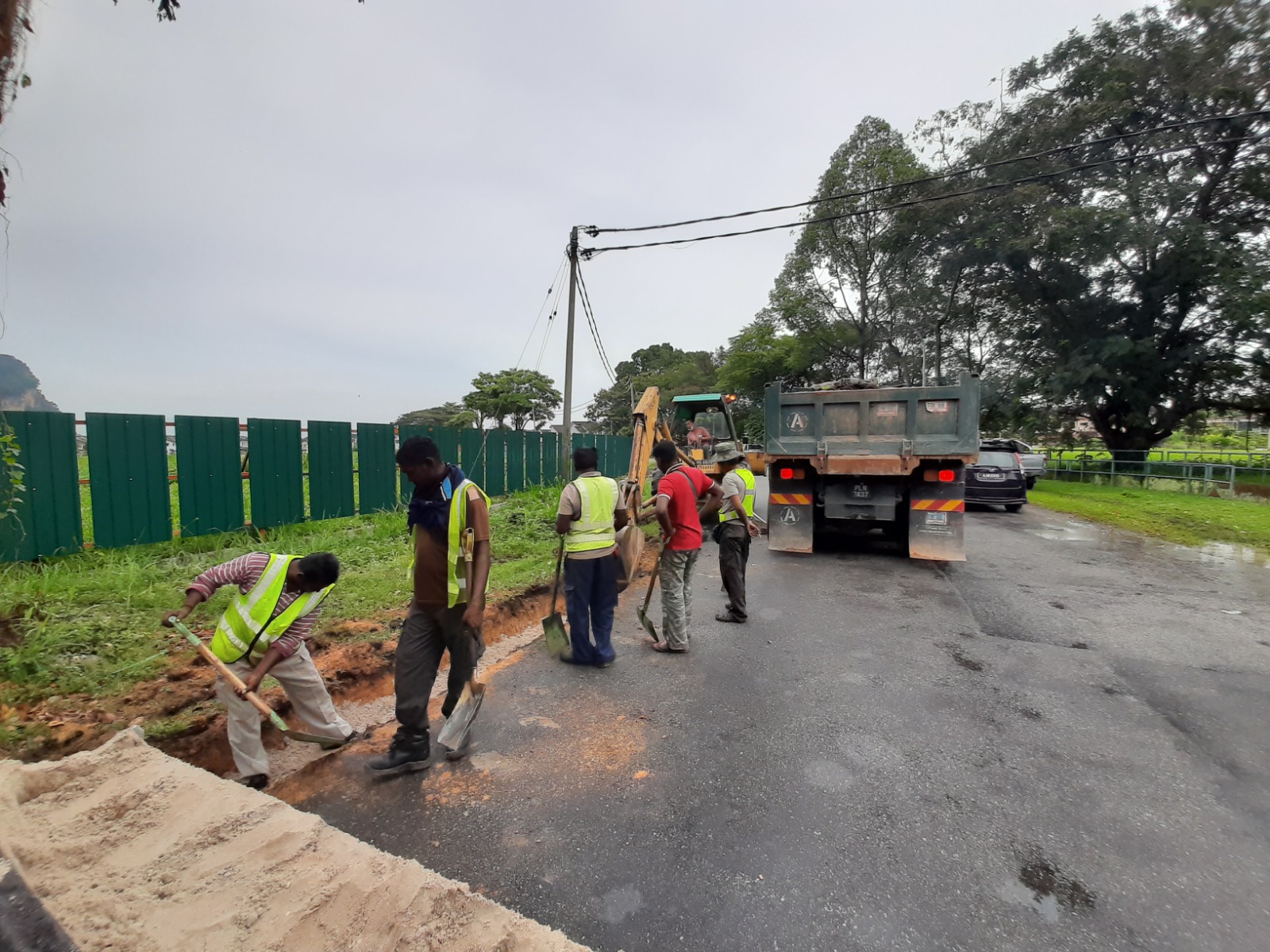 Kerja Regulate, Resurface & Mengecat Garisan Jalan di Lebuh Bandar Baru Tambun